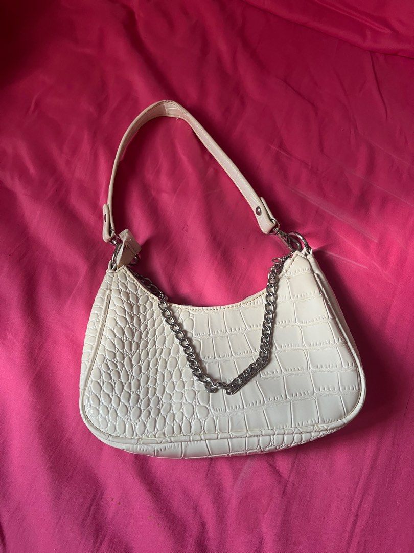 White shoulder shop bag with chain