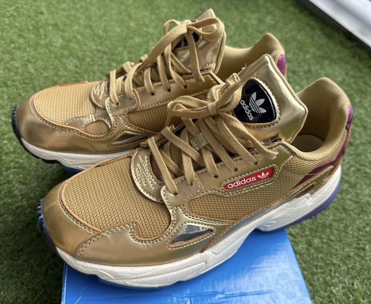 Gold sport shoes outlet