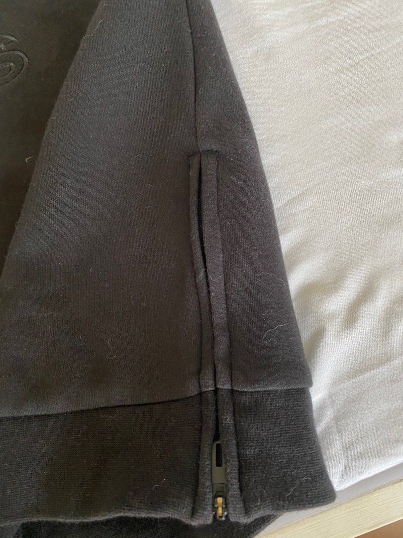 Adidas Sweatshirt (Category: Coats, Jackets and Outerwear) located in Antipolo. Submitted by declutter.clothes (Listing ID 1235330844, Image 2). Description: .