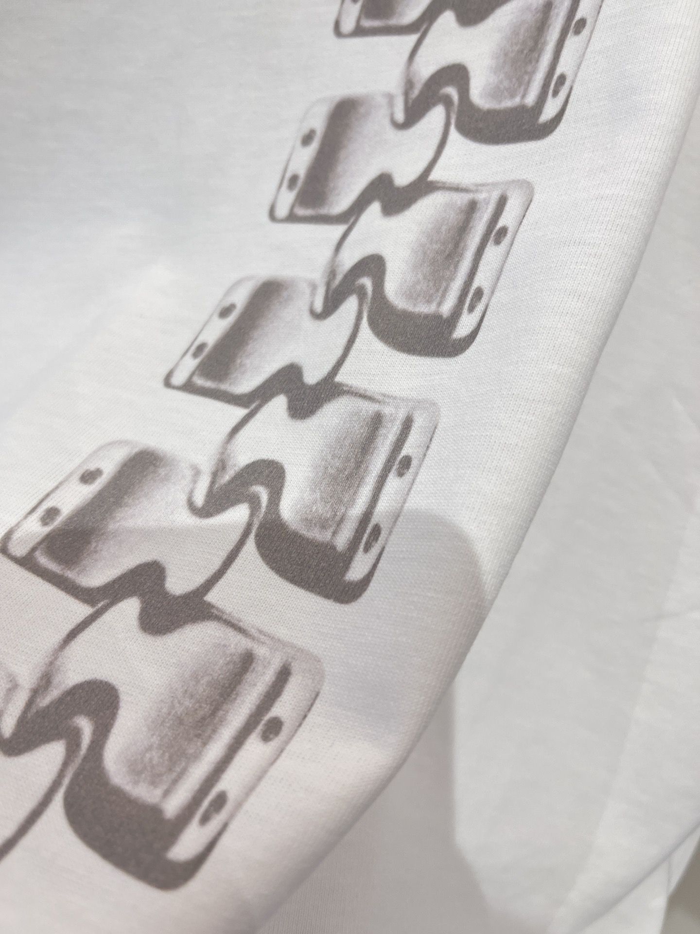 Shop Louis Vuitton 2023 SS Chain Cotton Medium Short Sleeves T-Shirts  (1AB7GW, 1AB7GV, 1AB7GU, 1AB7GT, 1AB7GS) by nordsud
