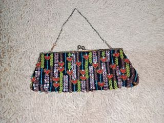 Chick,Fun & Sophisticated Beaded Kisslock clutch bag with Silver chain sling