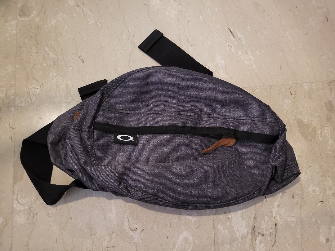 *BRAND NEW AUTHENTIC* Oakley Sling bag, Men's Fashion, Bags, Sling Bags ...