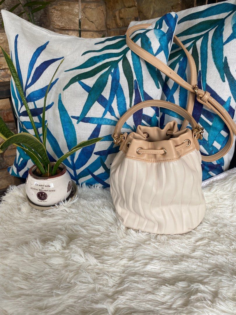 Clue Bucket Sling Bag (good as new) Women #39 s Fashion Bags Wallets