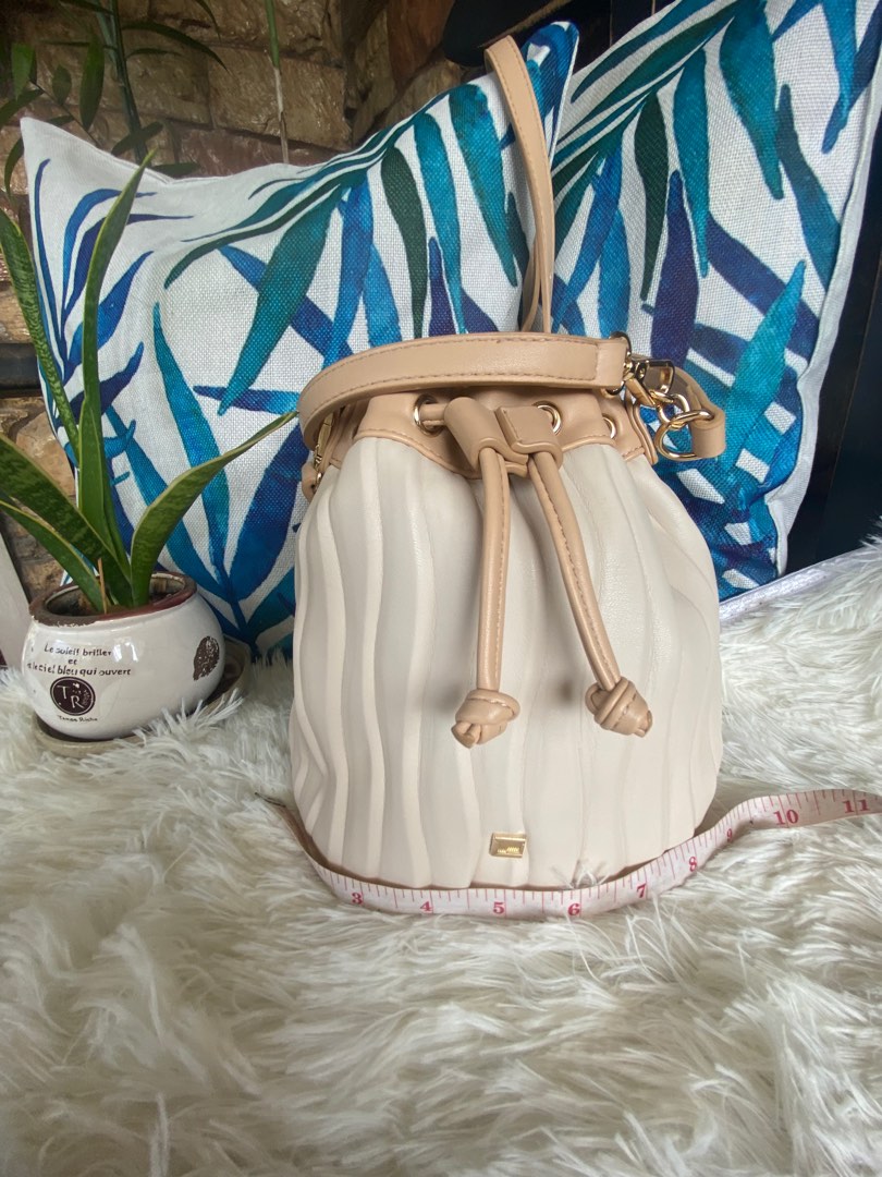 Clue Bucket Sling Bag (good as new) Women #39 s Fashion Bags Wallets