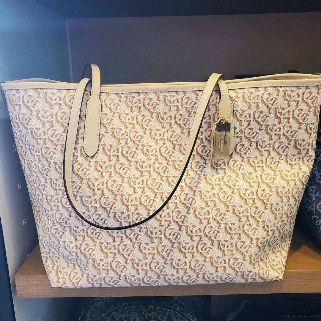 Coach store bags design