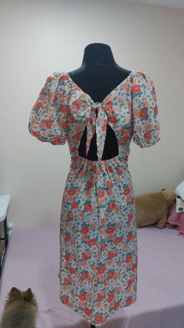 Floral Dress Size: S-M (Category: Dresses) located in Valenzuela. Submitted by kla22 (Listing ID 1235448530, Image 2). Description: - No Issues - Slightly Used Size: S-M.