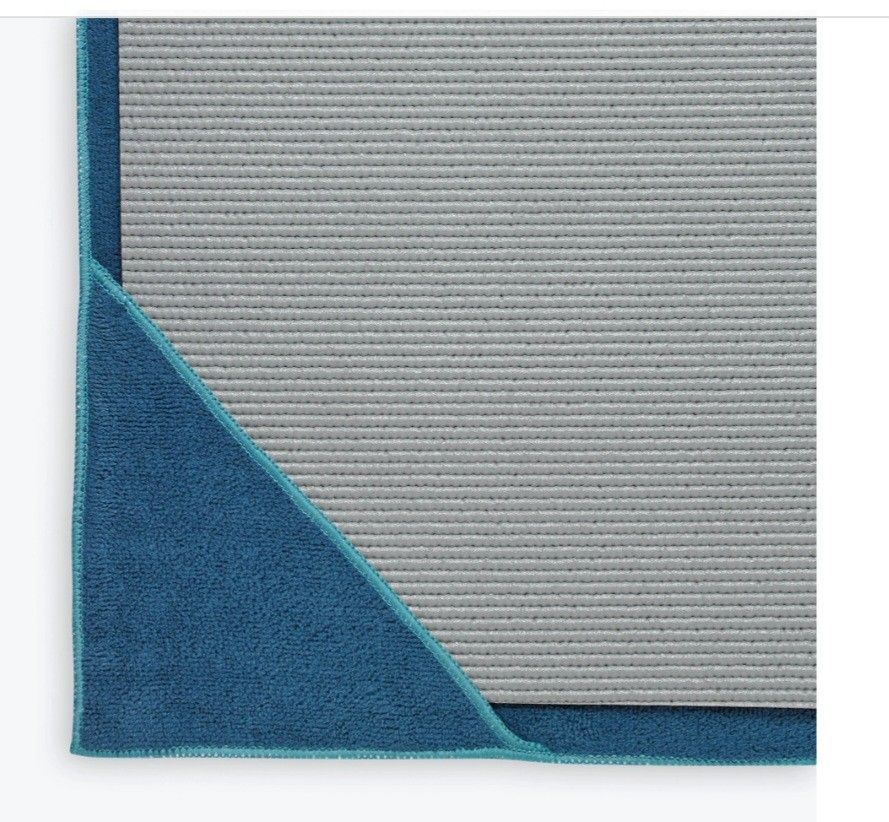 Gaiam Stay Put Yoga Mat Towel, Sports Equipment, Exercise & Fitness