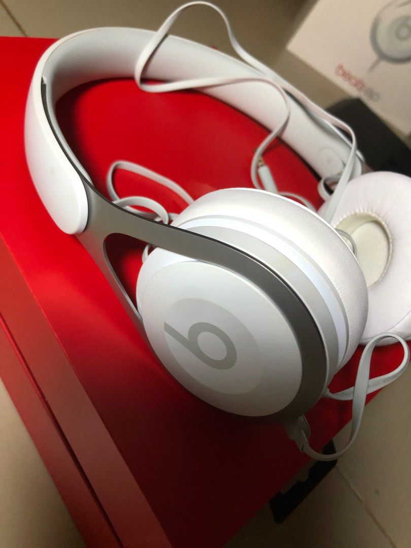 Headphone beats ep original ( white ), Elektronik, Audio di Carousell