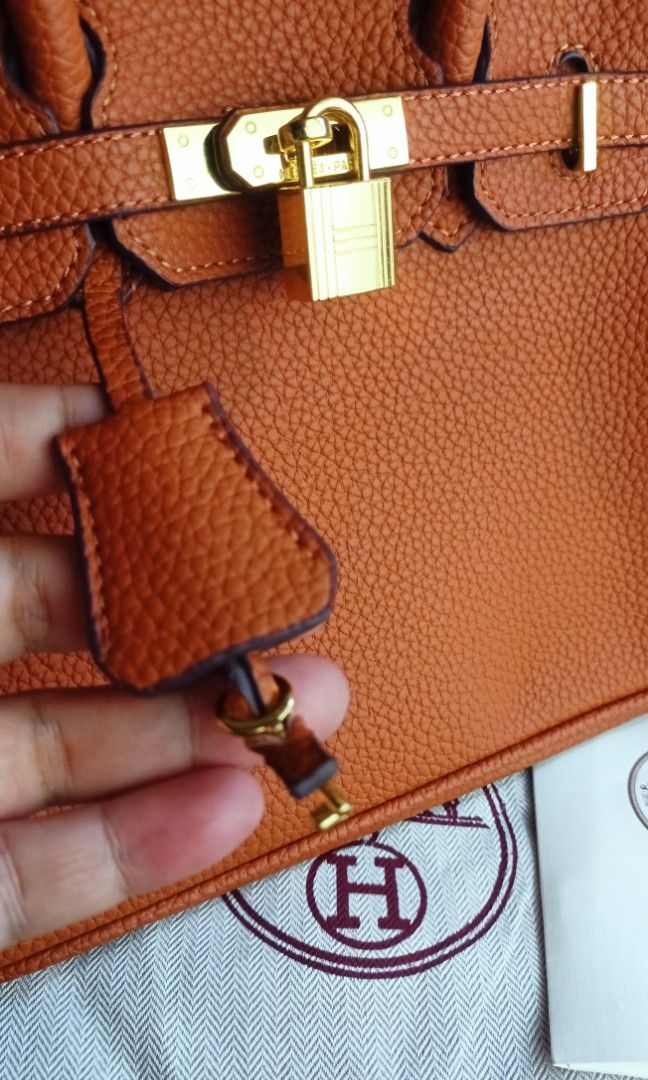 Hermes birkin 25 🇯🇵 (Category: Luxury Bags & Wallets) located in Quezon City. Submitted by liambags (Listing ID 1235388368, Image 3). Description: hermes birkin 25 two way bag no flaws,minimal sign of wear only with dust bag and care cards kindly pm me🙏🥰 MOP: GCASH,BDO AND BPI.
