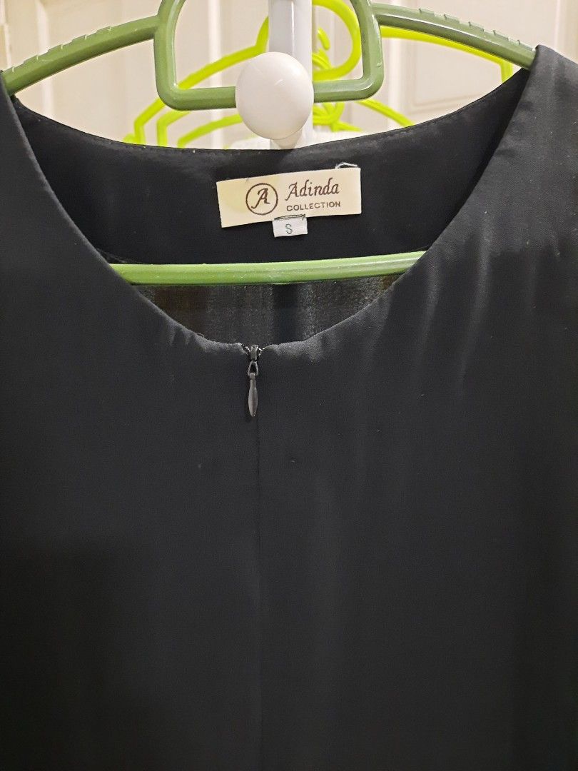 Jubah Black Plain Simple basic (Category: Kaftans & Jubahs) located in Klang. Submitted by tess_rose (Listing ID 1235435606, Image 2). Description: plain jubah material sgt lembut brand Adinda BF friendly.