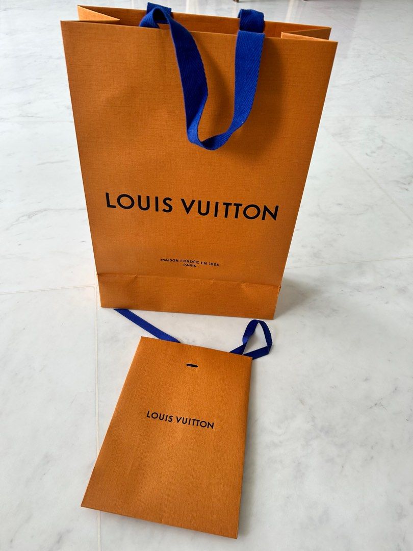 Lv paper bag (25cm x 21cm x 15cm)