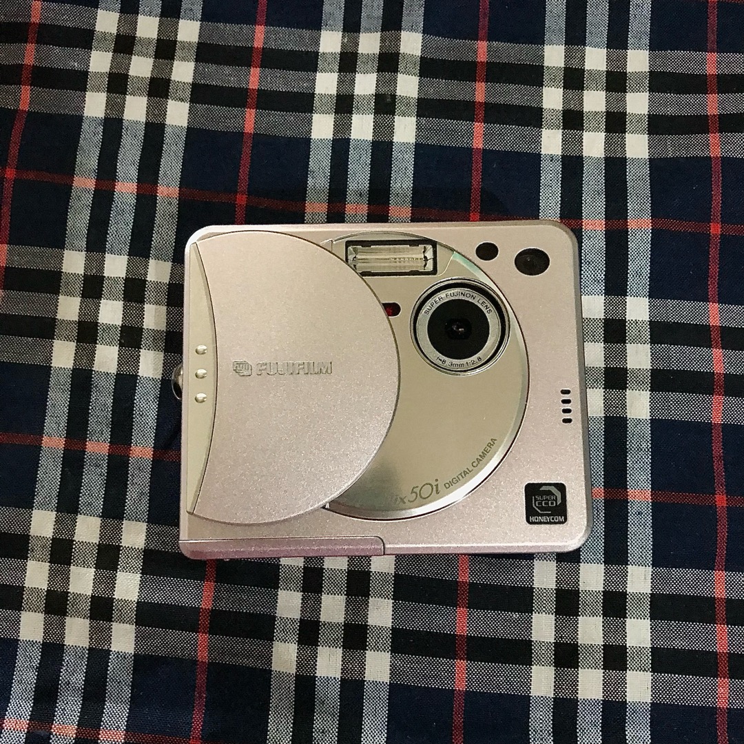 DIGICAM FUJIFILM FINEPIX 50i BABY PINK, Fotografi di Carousell