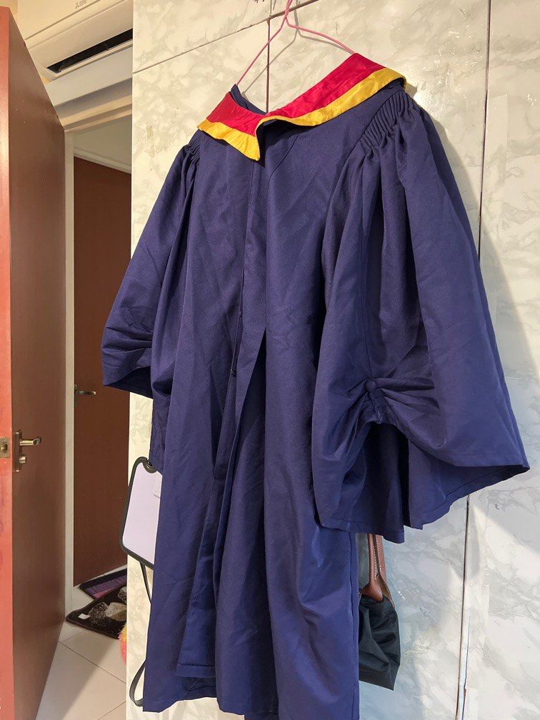 (NOT RENTING BUT SELLING) NYP Nanyang Polytechnic Grad Graduation Gown