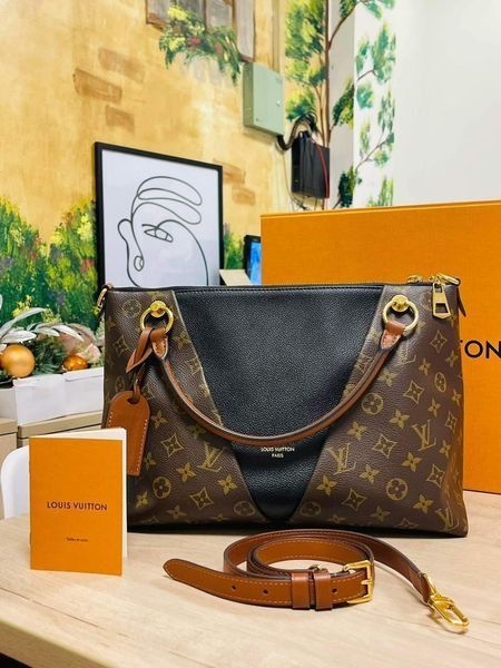 Louis Vuitton V Tote MM Review