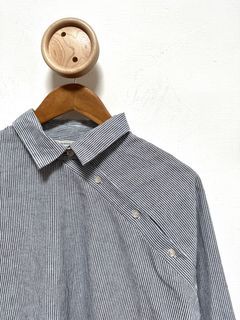 Queenshop 藍白條紋不規則造型斜扣襯衫上衣