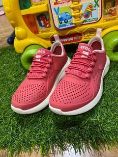 Sepatu crocs anak cewek / sepatu olahraga anak / sepatu gym anak/ sepatu crocs literide pink merah size J1 / Eu 32-33 masihh muluss, kotor bgn bawah aja bisa di cuci👍🏻👍🏻