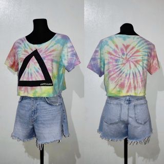 tie dye triangle print shirt rainbow colorful multicolor dyed semi crop tee