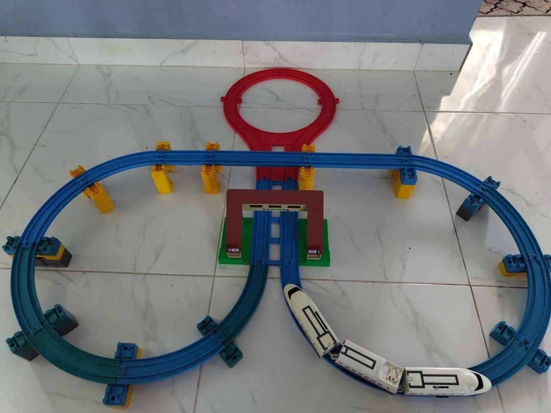 Tomy tomica train set 2025