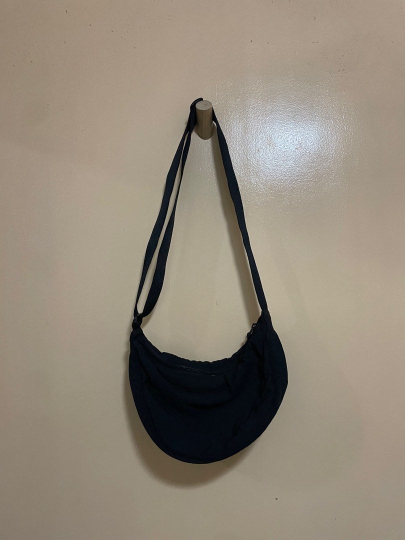 Uniqlo round mini shoulder bag (Black) on Carousell