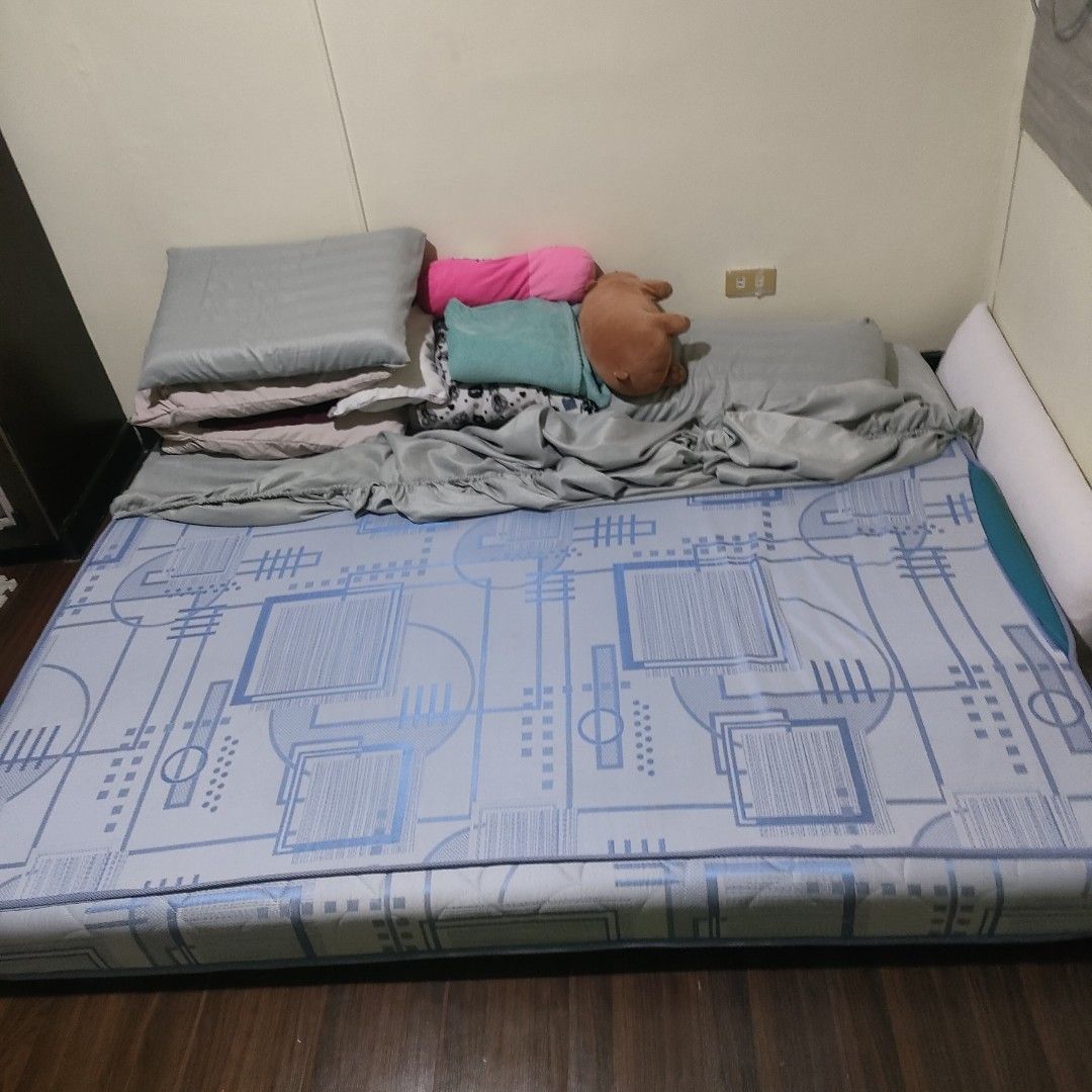 Uratex queen size bed on Carousell