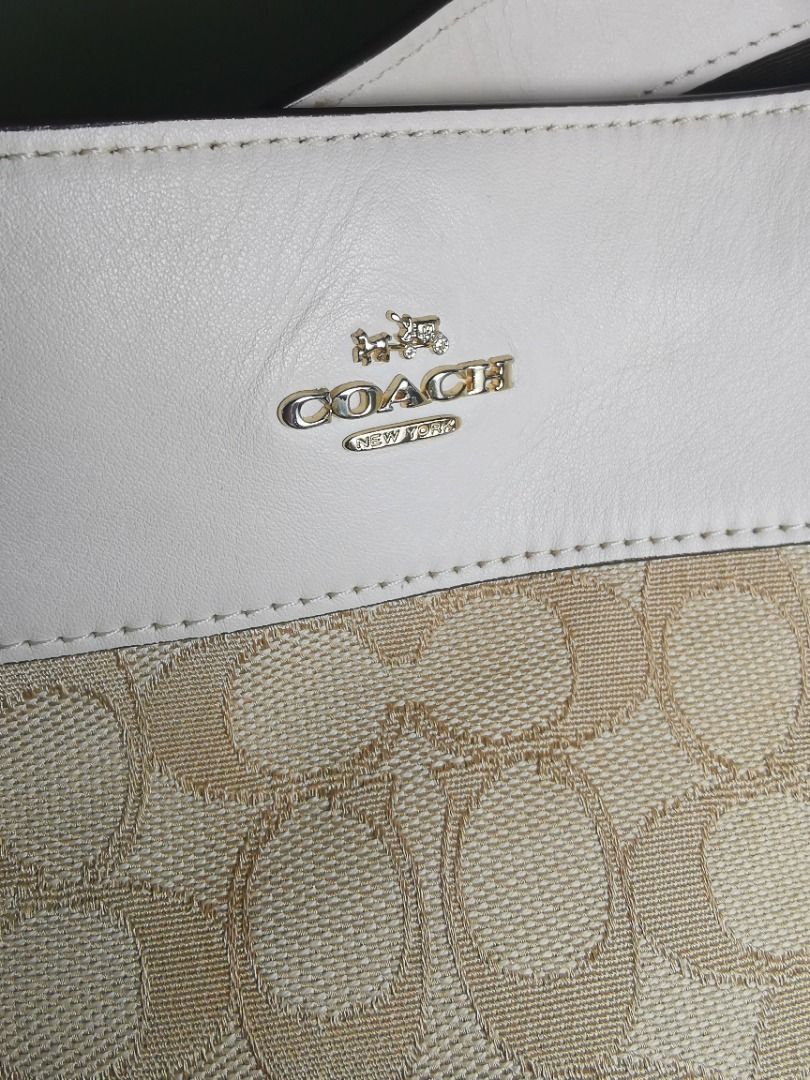 Coach signature shop outline small lexy