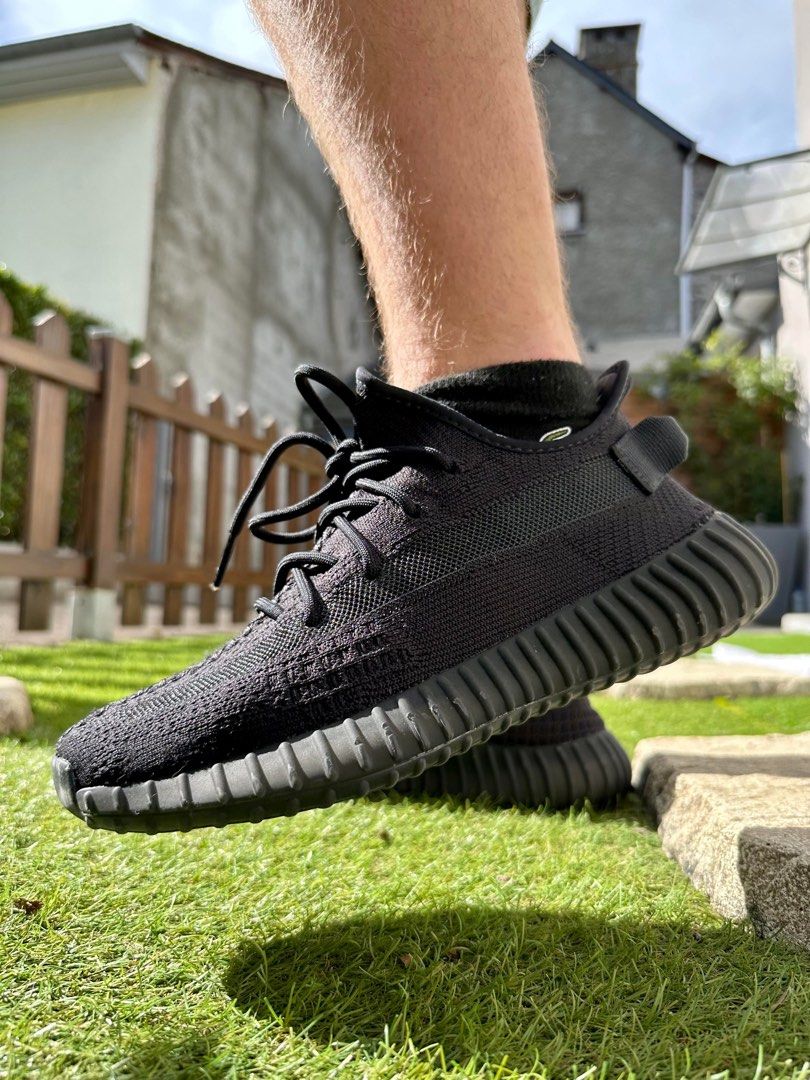 BRAND NEW) Yeezy boost 350 v2 Onyx/Black UK8.5, Men's Fashion, Footwear,  Sneakers on Carousell
