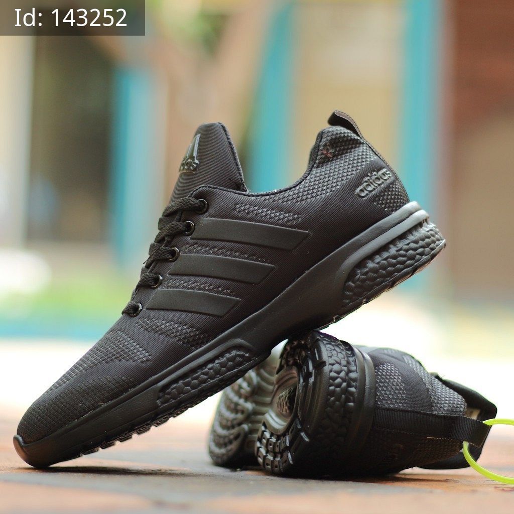 Foto sepatu adidas store warna hitam polos