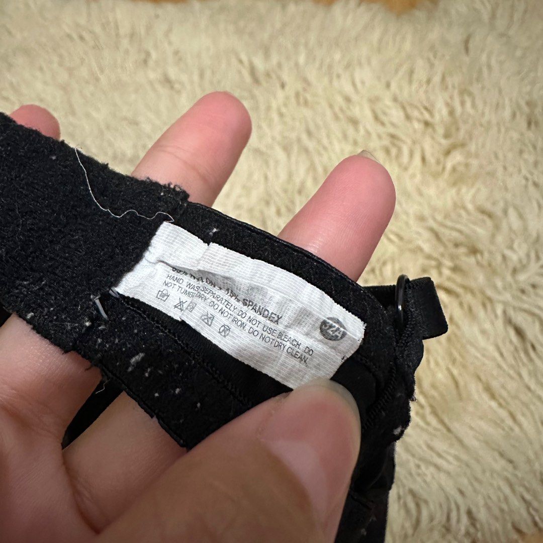 Black Bra 32A on tag Sister size: 30B Thin pads