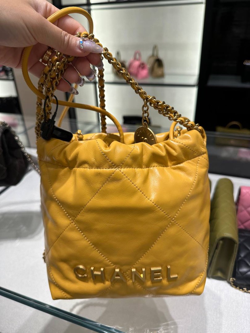 Chanel 22 leather handbag Chanel Yellow in Leather - 32173657
