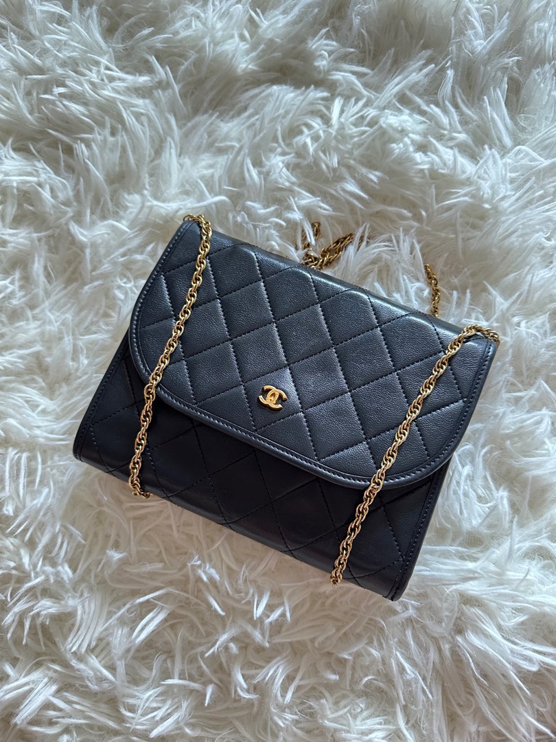 Lot - CHANEL Mini pochette du soir Chanel en velours noir