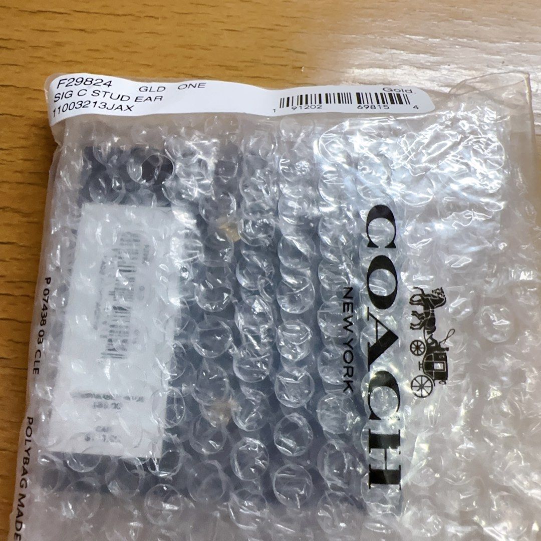 Coach C logo 閃石耳環 (100% real) （分類：耳環）位於 Hong Kong。 由 twinkletwinkle520 提交（商品編號 1240392314，圖片 3）。簡介： Coach C logo 閃石耳環 (100% real) 。