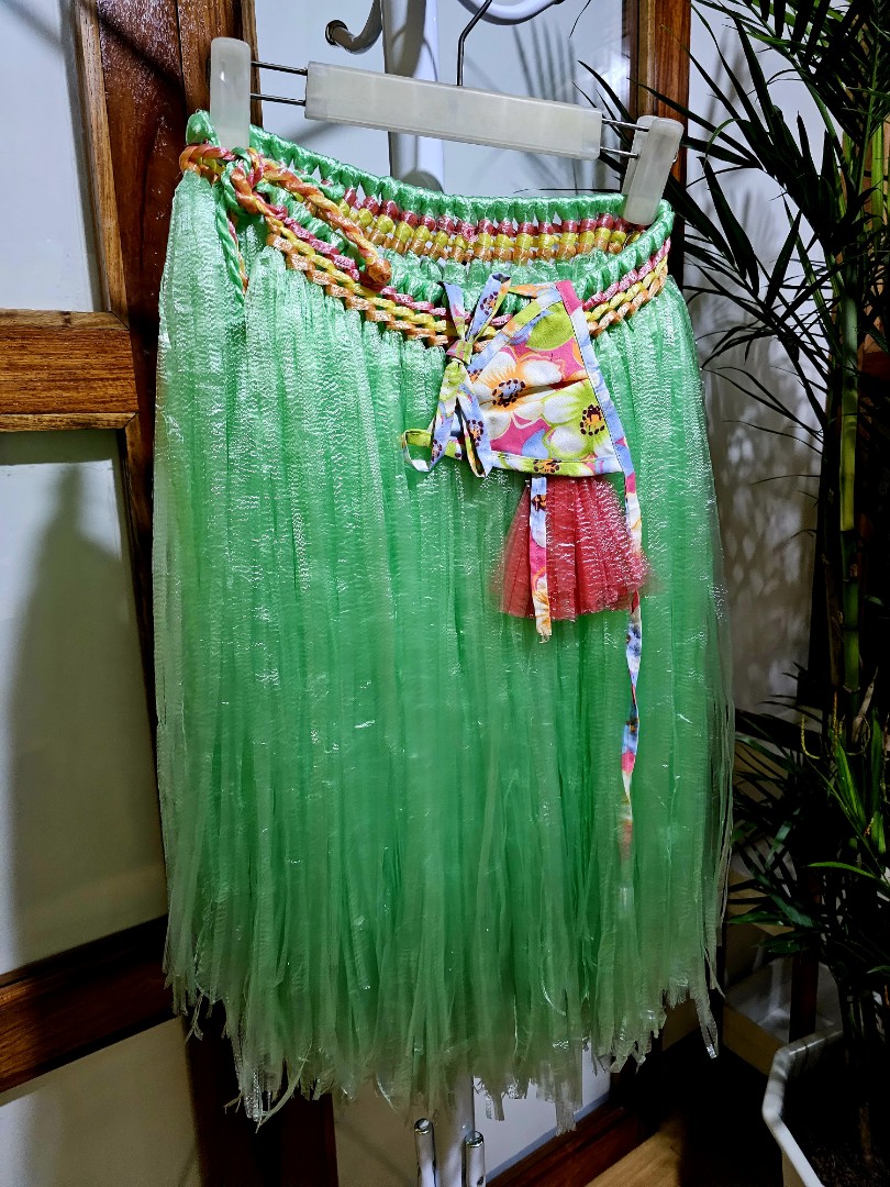 https://media.karousell.com/media/photos/products/2023/6/30/hawaian_costume_grass_skirt_1688083713_2afc28f1.jpg