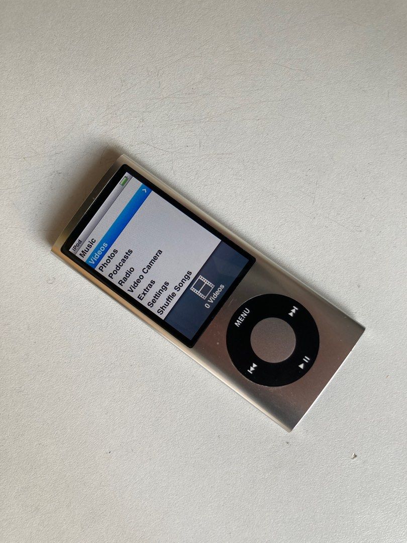 共兩部共$150，iPod Nano 4th 16G 灰黑色及銀色，電池極快冇，－定要連電, 音響器材, 音樂播放裝置MP3及CD Player  Carousell