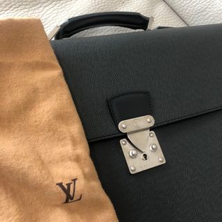 Authentic Louis Vuitton Vassili GM Gray Taiga Leather Briefcase Bag + Strap