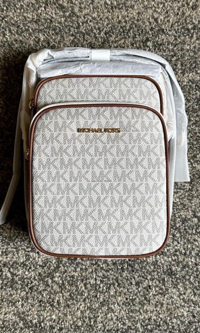 MK crossbody bag authentic (Category: Luxury Bags & Wallets) located in Las Pinas. Submitted by teamlegendary (Listing ID 1240323364, Image 2). Description: Brandnew MK crossbag authentic michael cors for only P5,000 meet up alabang las pinas, can do shipping at buyers expense.