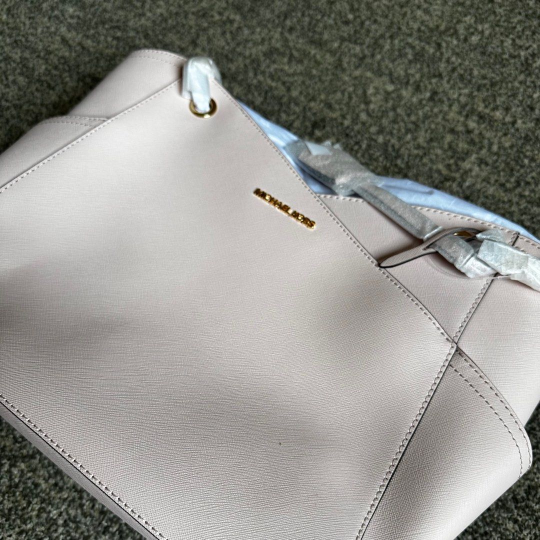 MK jet set large bag (Category: Luxury Bags & Wallets) located in Las Pinas. Submitted by teamlegendary (Listing ID 1240326747, Image 2). Description: Brandnew MK jet set bag for only ₱15,000 we have pink and brown color..