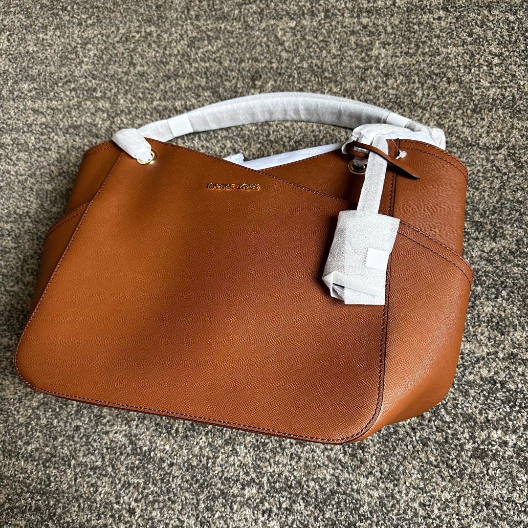 MK jet set large bag (Category: Luxury Bags & Wallets) located in Las Pinas. Submitted by teamlegendary (Listing ID 1240326747, Image 3). Description: Brandnew MK jet set bag for only ₱15,000 we have pink and brown color..