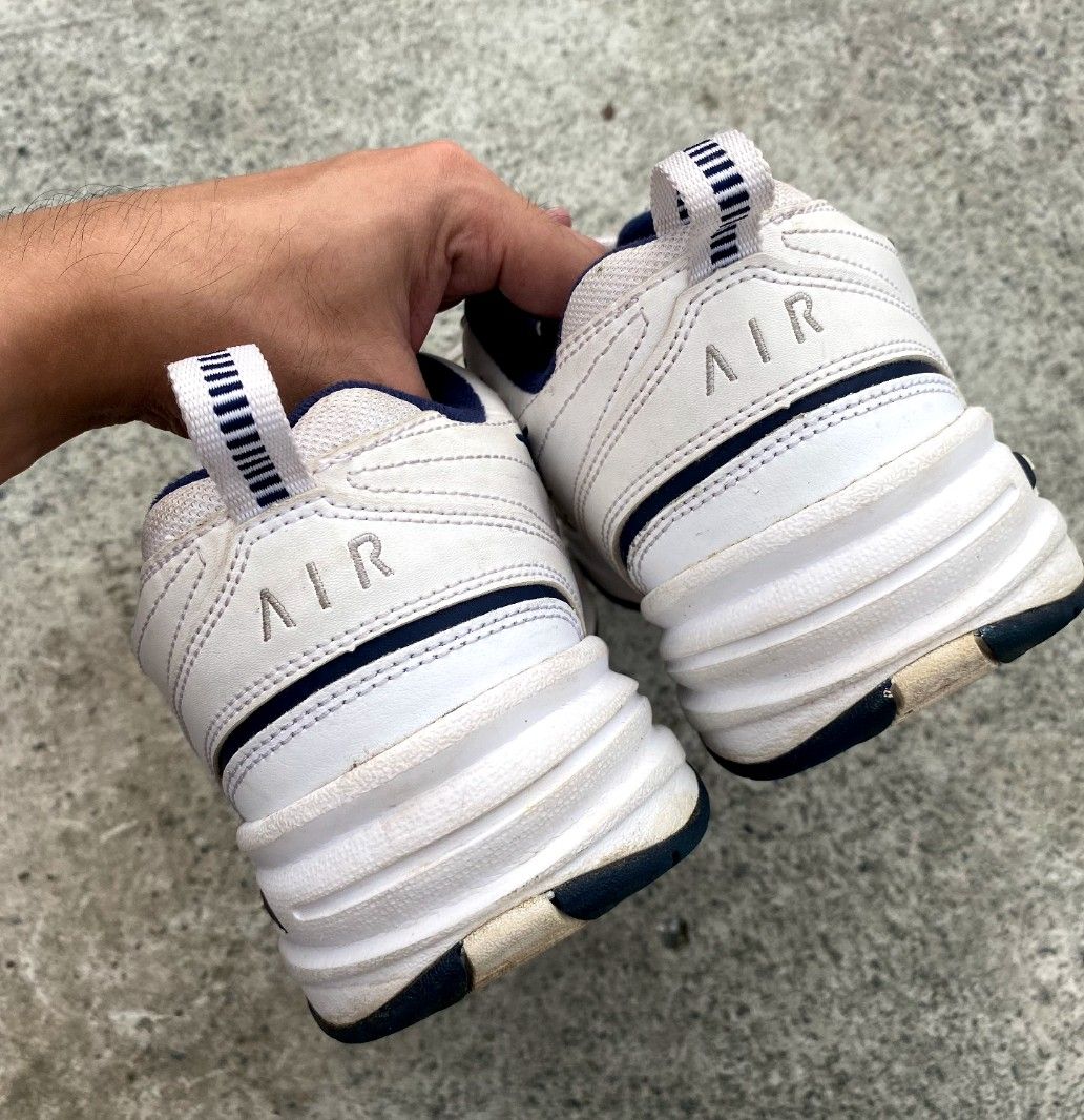 harga sepatu nike air monarch