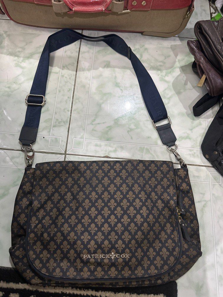 Patrick Cox sling bag messenger laptop (Category: Luxury Bags & Wallets) located in Binan City. Submitted by betchayboutique (Listing ID 1240308867, Image 1). Description: Unisex. Flaw seen in picture not that noticeable .