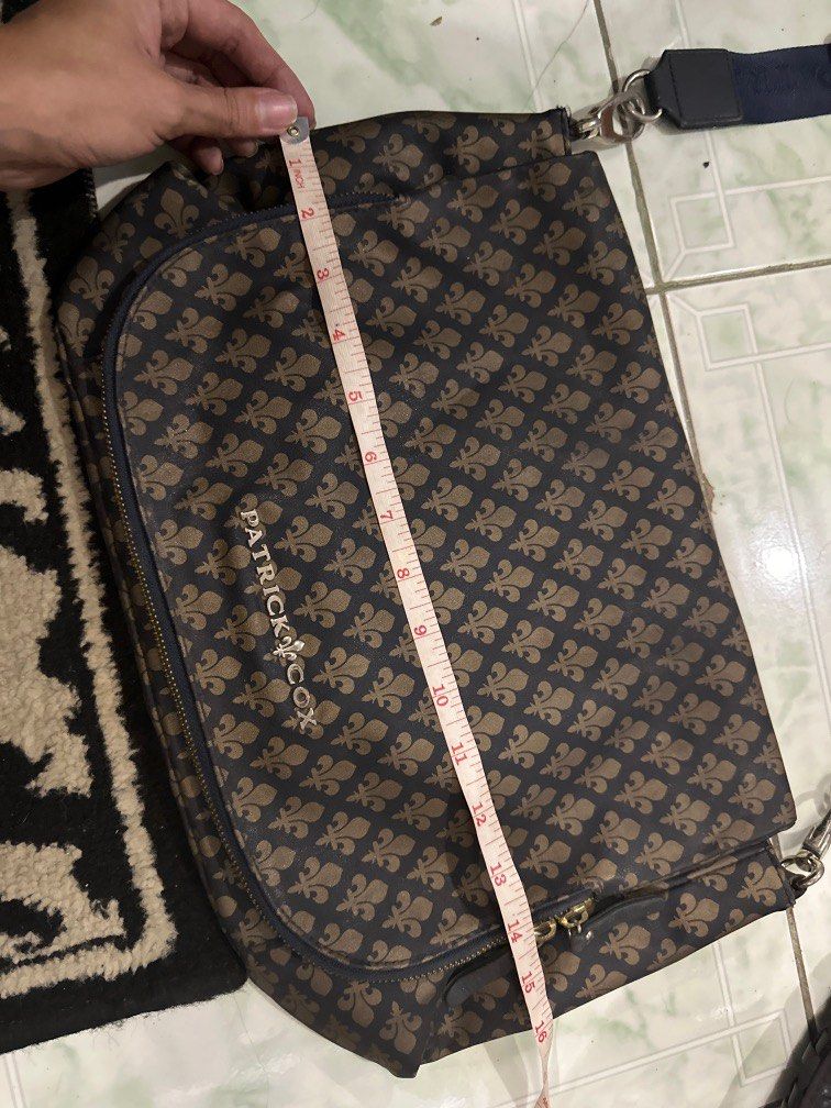Patrick Cox sling bag messenger laptop (Category: Luxury Bags & Wallets) located in Binan City. Submitted by betchayboutique (Listing ID 1240308867, Image 2). Description: Unisex. Flaw seen in picture not that noticeable .