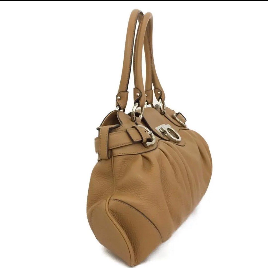 Pre-loved Ferragamo bag (Category: Luxury Bags & Wallets) located in Malabon City. Submitted by jasDR (Listing ID 1240406827, Image 3). Description: .