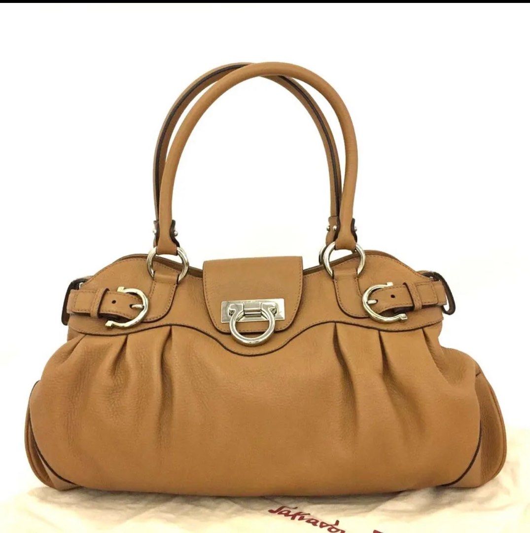 Pre-loved Ferragamo bag (Category: Luxury Bags & Wallets) located in Malabon City. Submitted by jasDR (Listing ID 1240406827, Image 1). Description: .