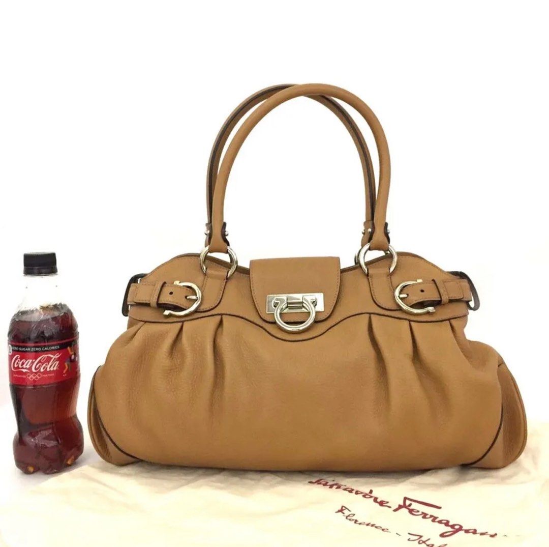 Pre-loved Ferragamo bag (Category: Luxury Bags & Wallets) located in Malabon City. Submitted by jasDR (Listing ID 1240406827, Image 2). Description: .