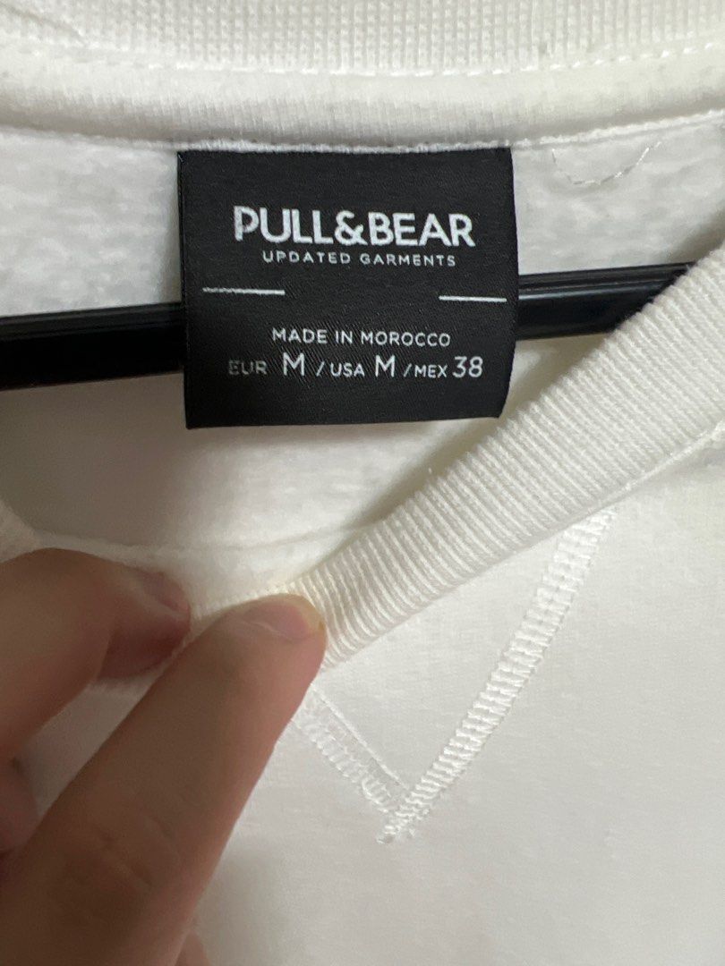 Pull & Bear Pullover (White) (Category: Coats, Jackets and Outerwear) located in Singapore. Submitted by briany25 (Listing ID 1240340300, Image 3). Description: - RTP: SGD79.99 - Got it from original P&B store, wore it once for photoshoot -Negotiable for fast deal.