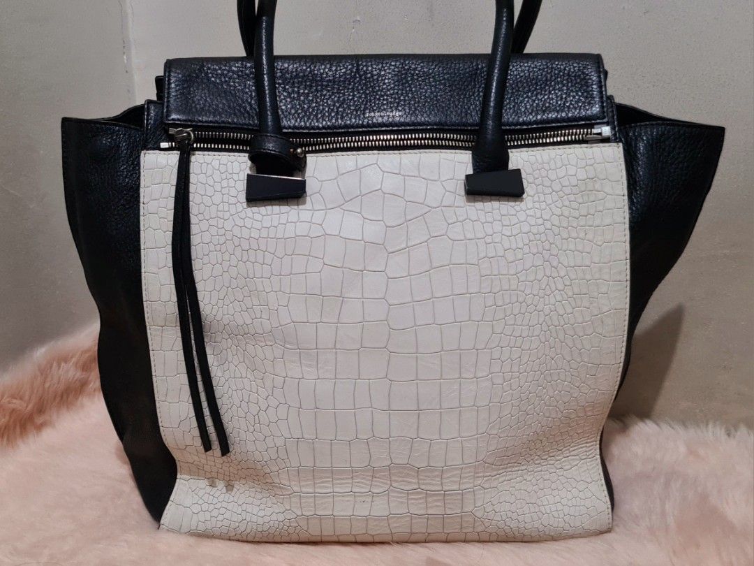 Rouge & Lounge Bag (Category: Luxury Bags & Wallets) located in Manila. Submitted by josh_galvez (Listing ID 1240369951, Image 2). Description: Original Rouge & Lounge Bag Large Size Still looks new with minor flaw Pls msg me for further details.