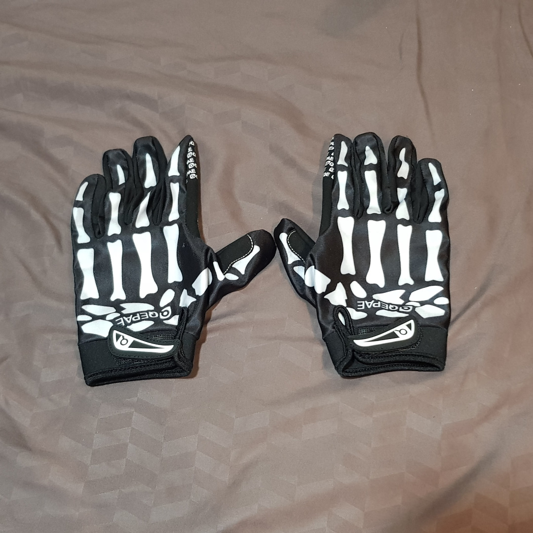 Skeleton deals tactical gloves