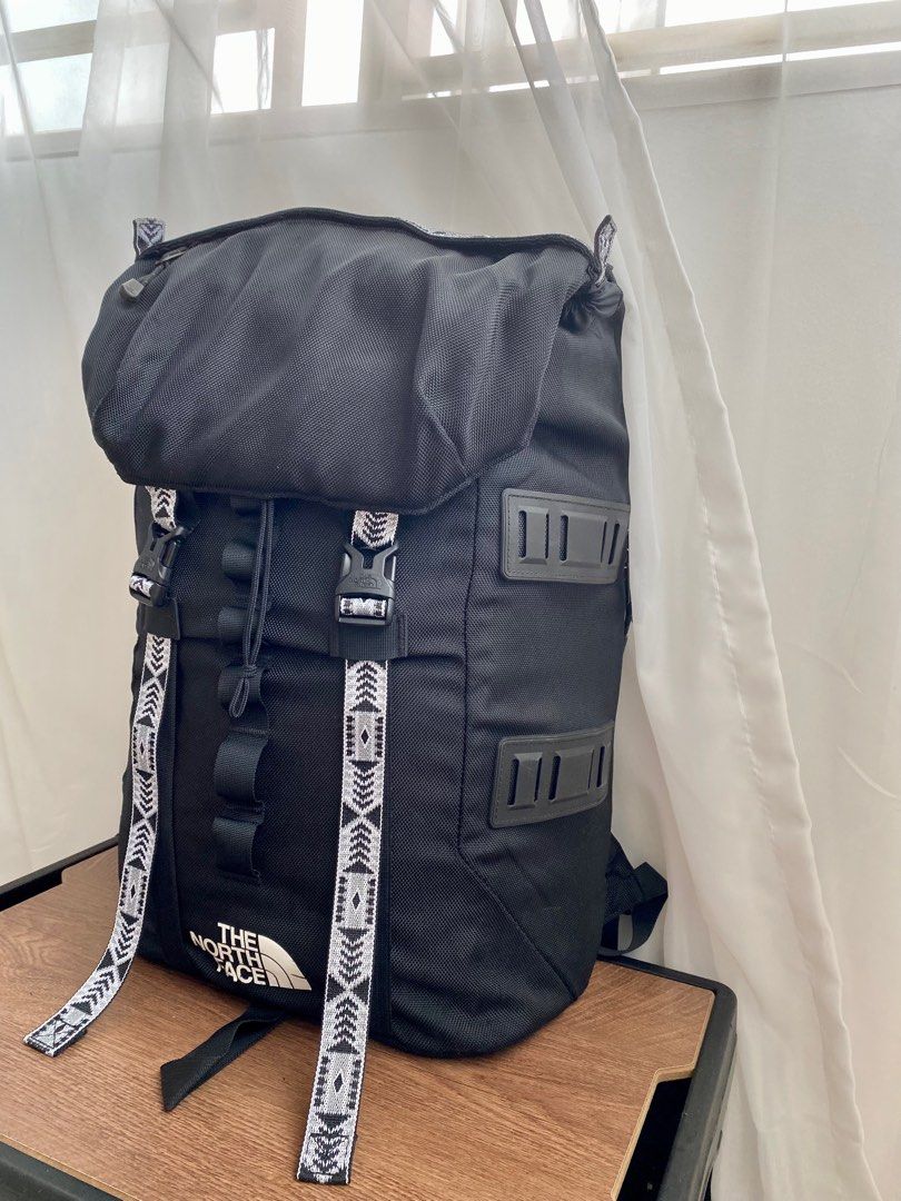 The north face lineage 23l backpack top