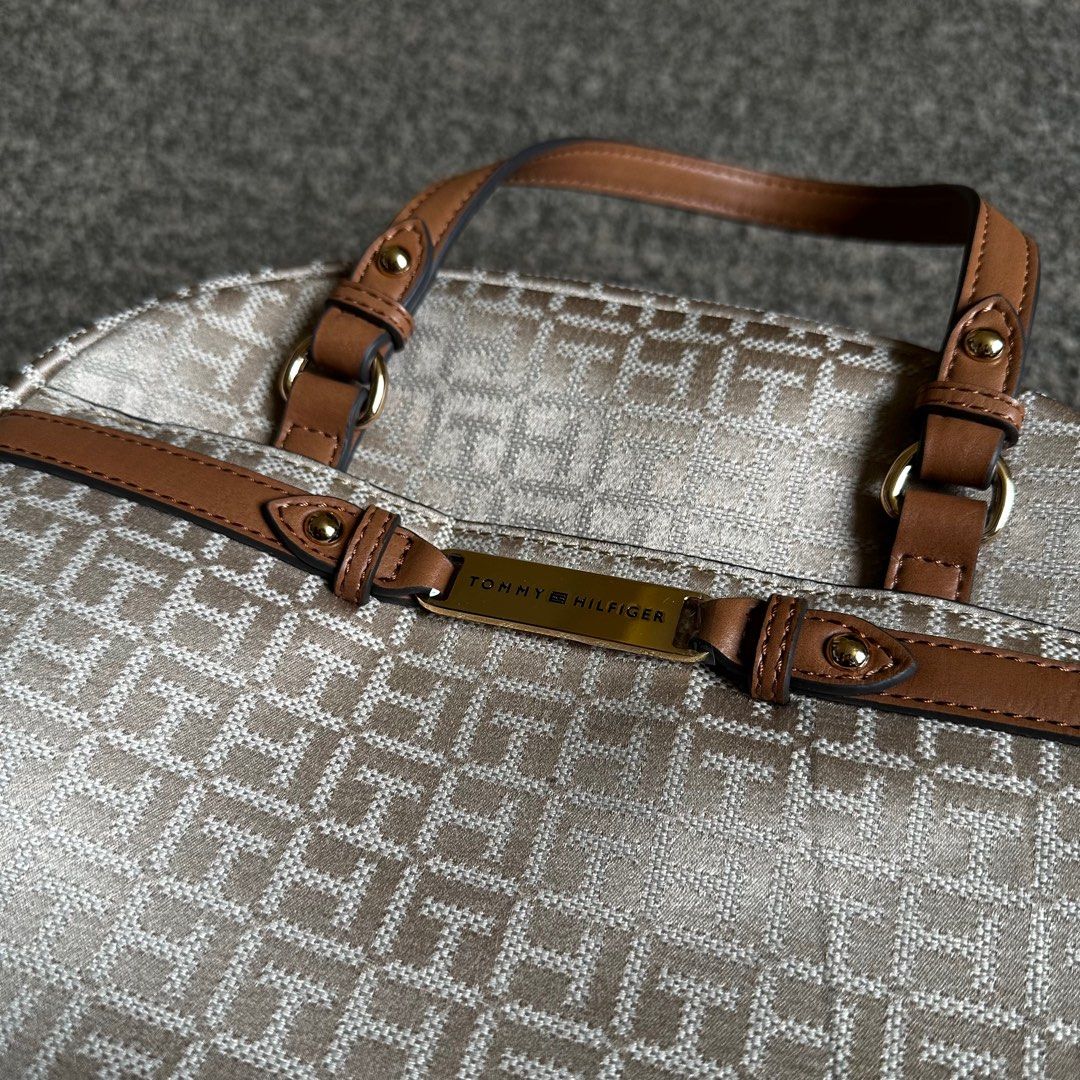 Tommy Hilfiger small ladies bag (Category: Tote Bags) located in Las Pinas. Submitted by teamlegendary (Listing ID 1240324382, Image 2). Description: Brandnew Tommy Hilfiger ladies small bag for only ₱4,000.