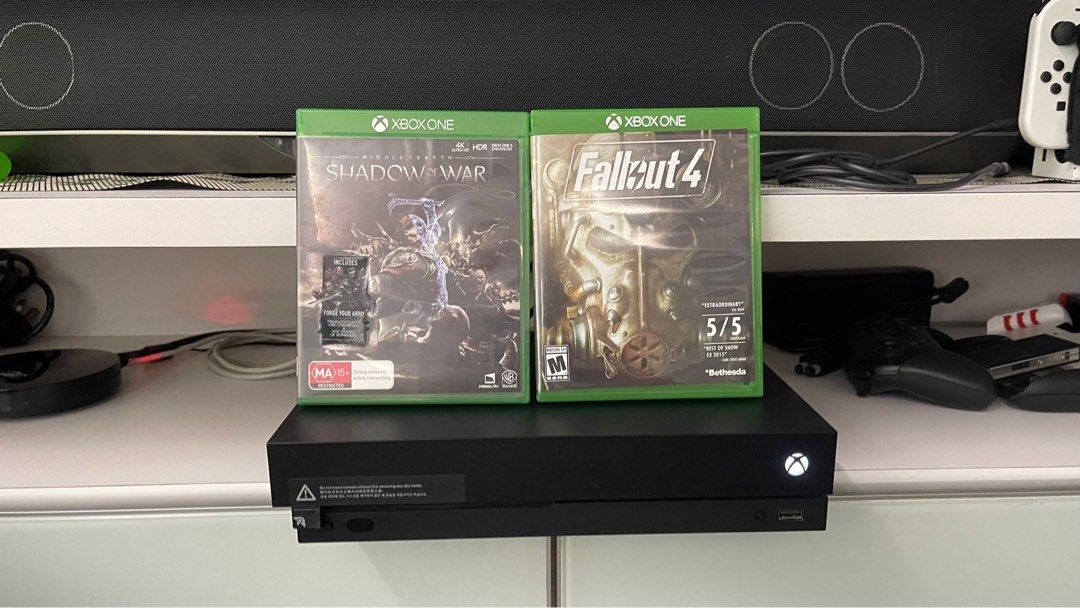 Xbox One X Console no controller