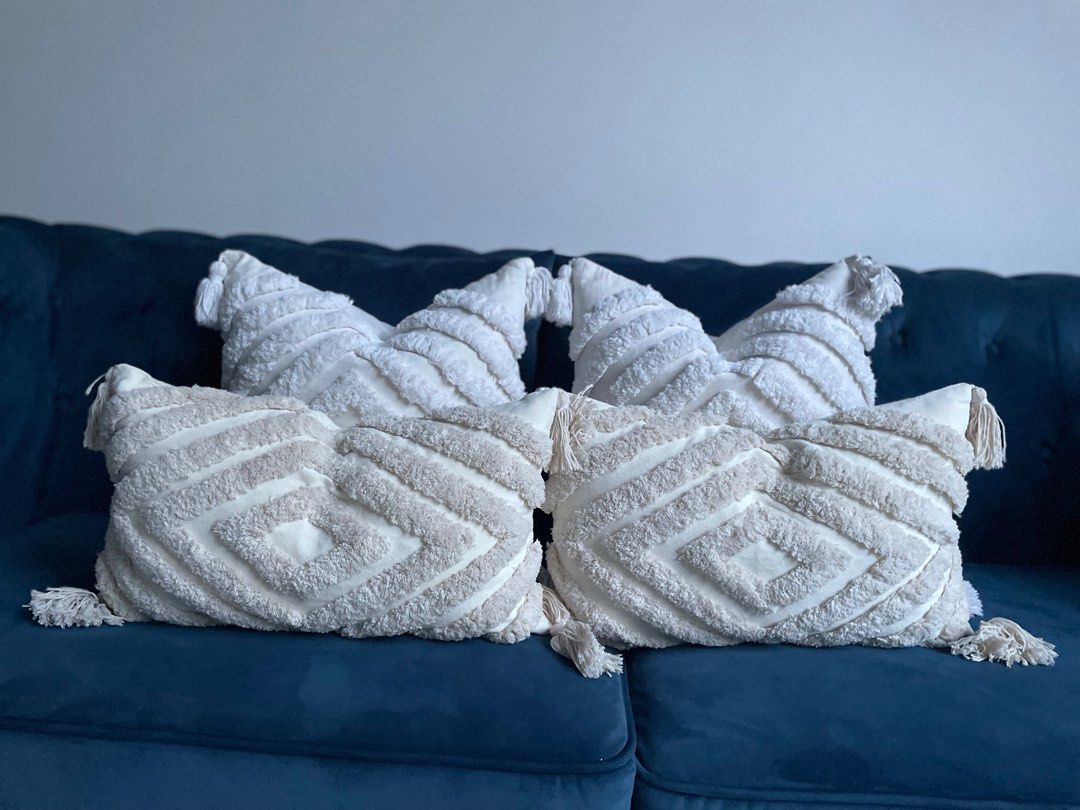 Aidiladha Sales BRAND NEW 4pcs Set Throw Pillow Cover Insert With Tassel in Off White 4pcs